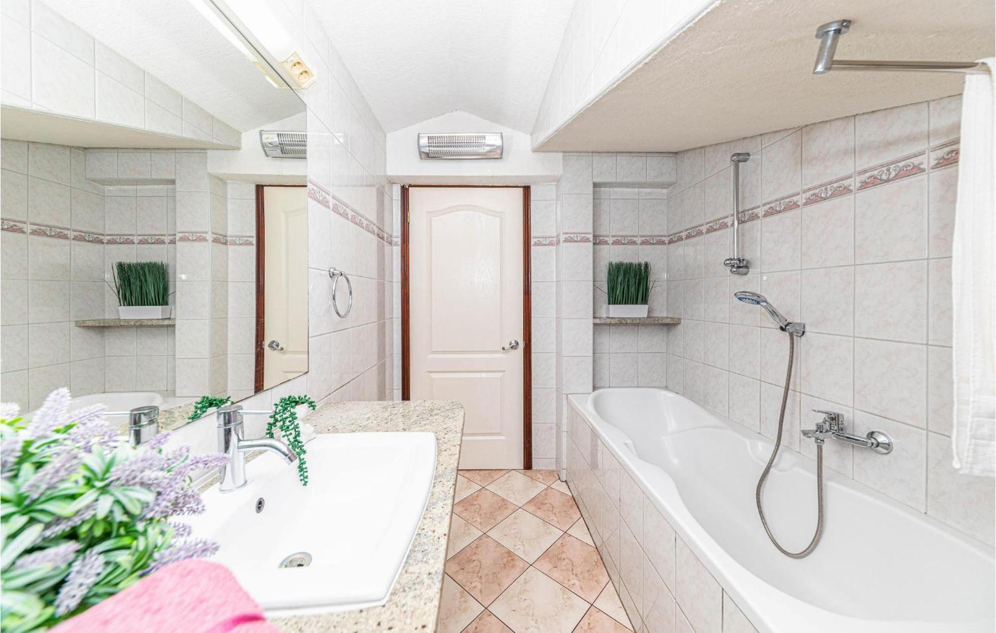Nice Apartment In Kastel Stafilic With Sauna คาชเตลา ภายนอก รูปภาพ